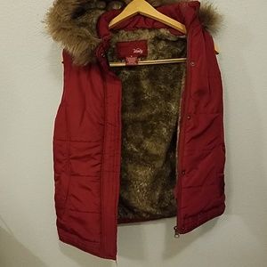 Vest with faux fur